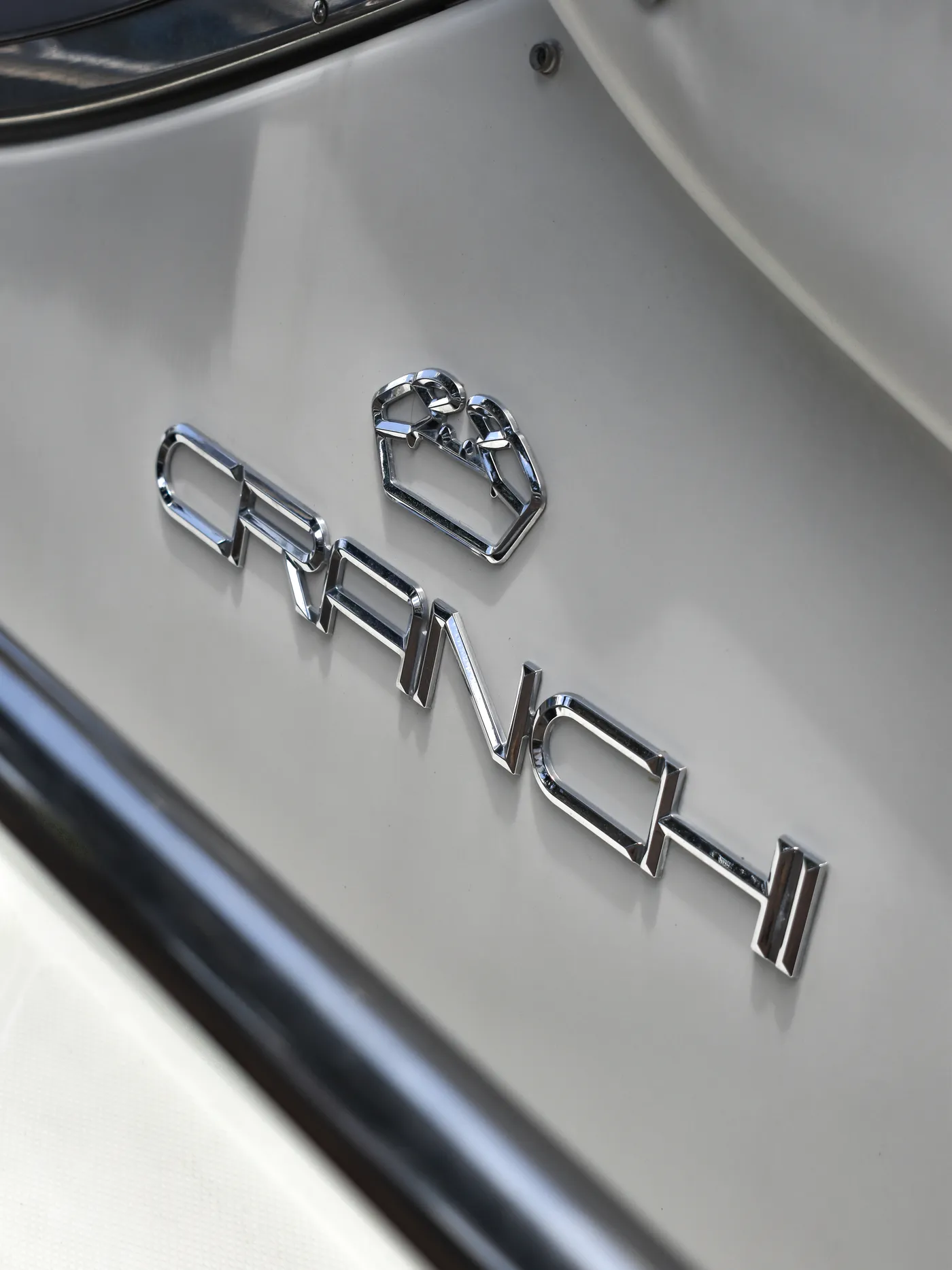 Cranchi hull lettering detail