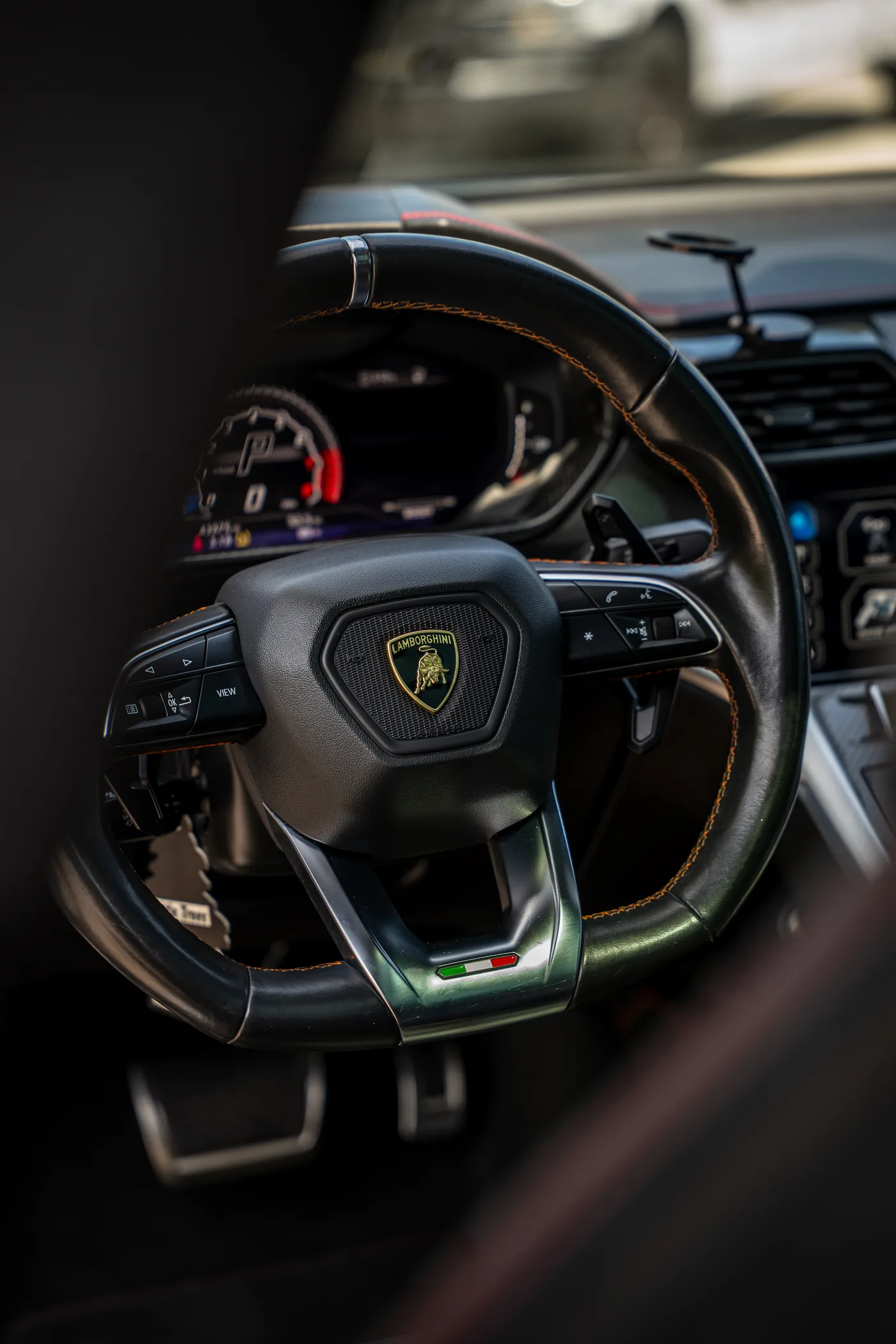 Lamborghini Urus — steering wheel and emblem