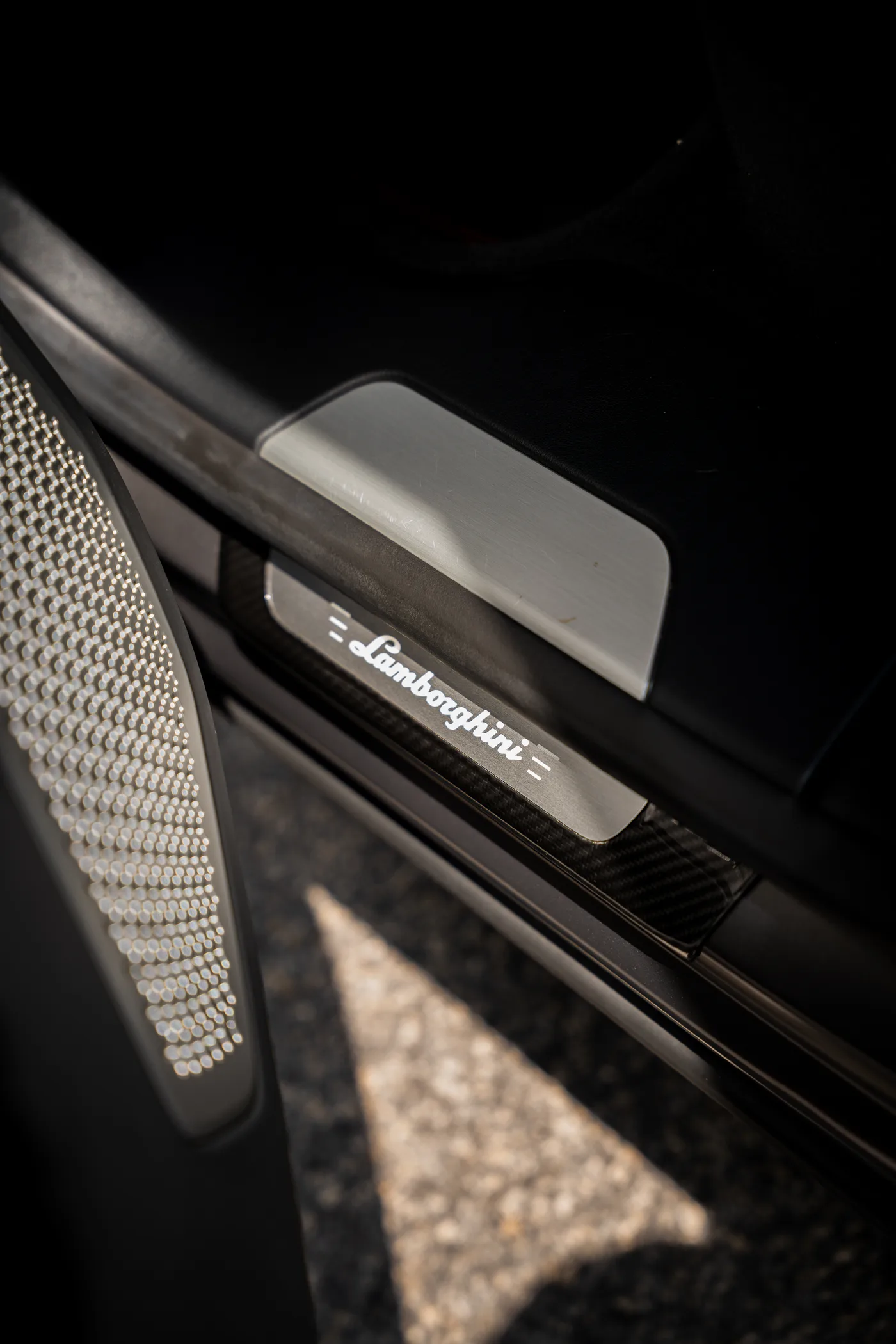 Lamborghini Urus — Lamborghini embossed door sill