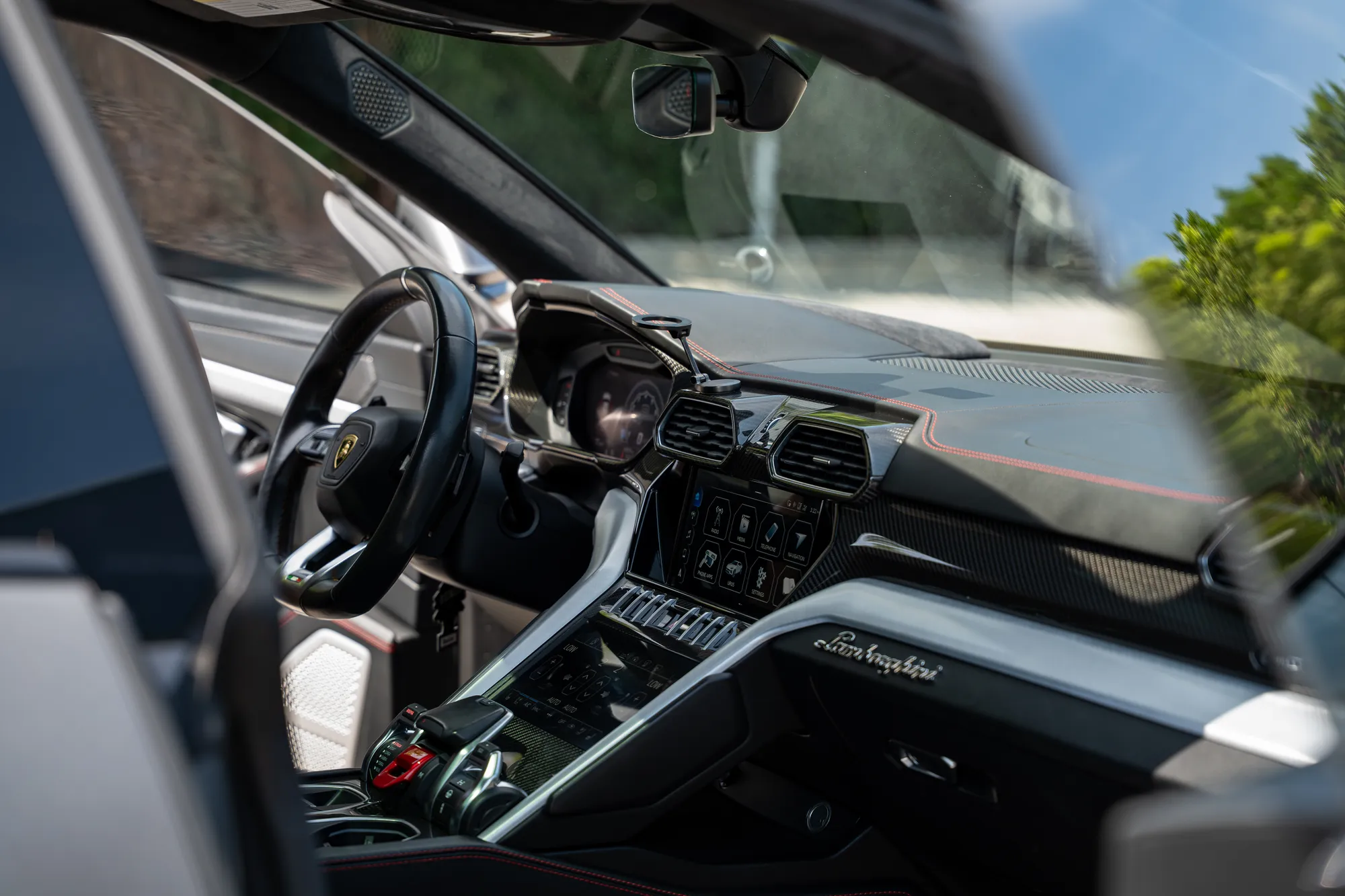 Lamborghini Urus — carbon-fibre cockpit
