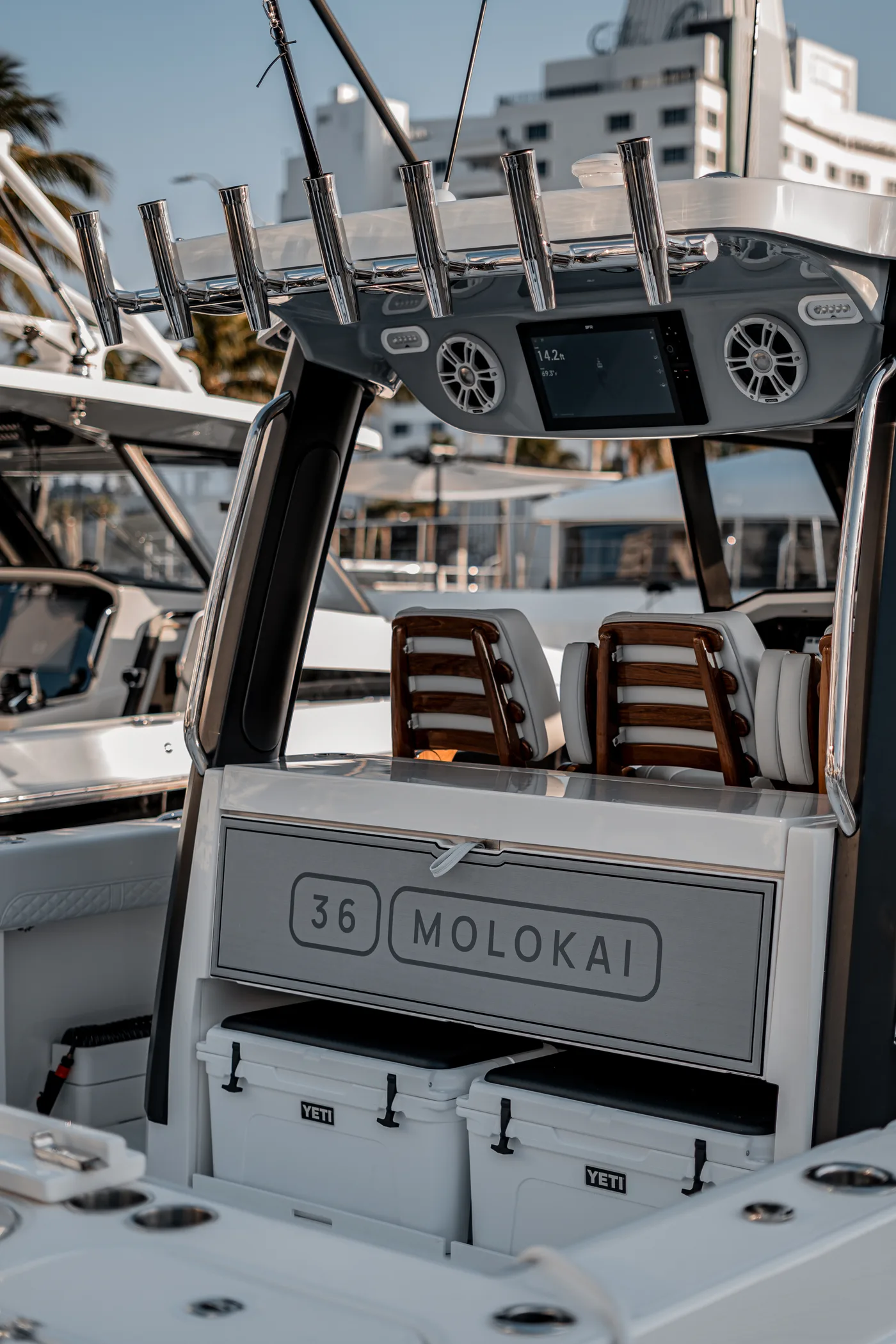 Aquila 36 Molokai — console and outboards
