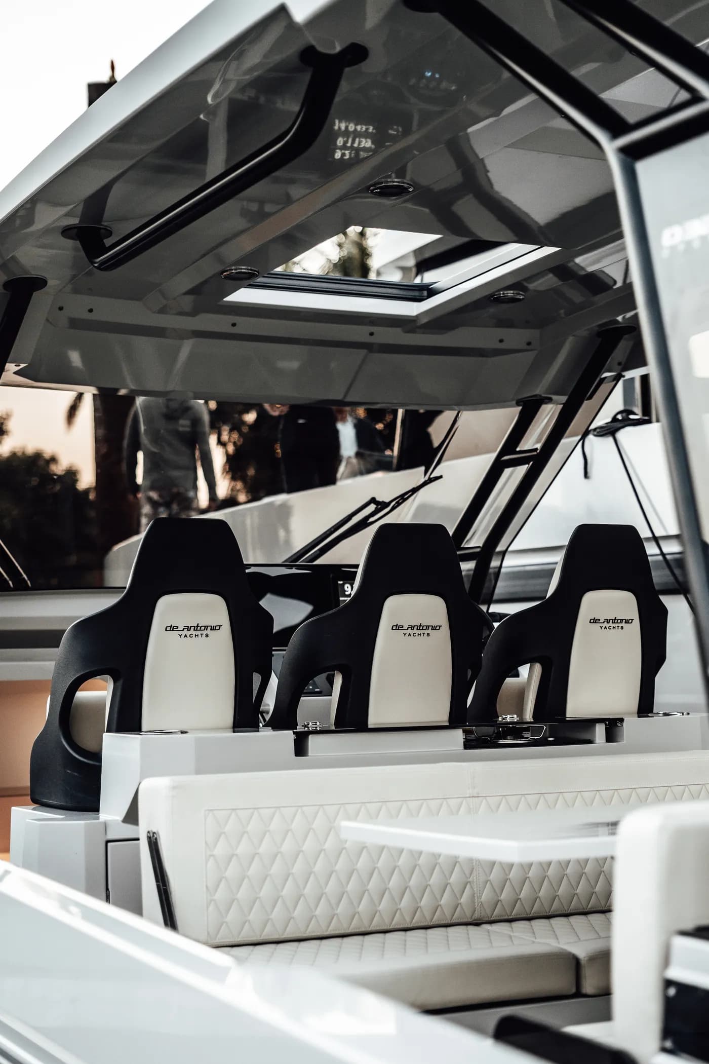 De Antonio — cockpit helm seats