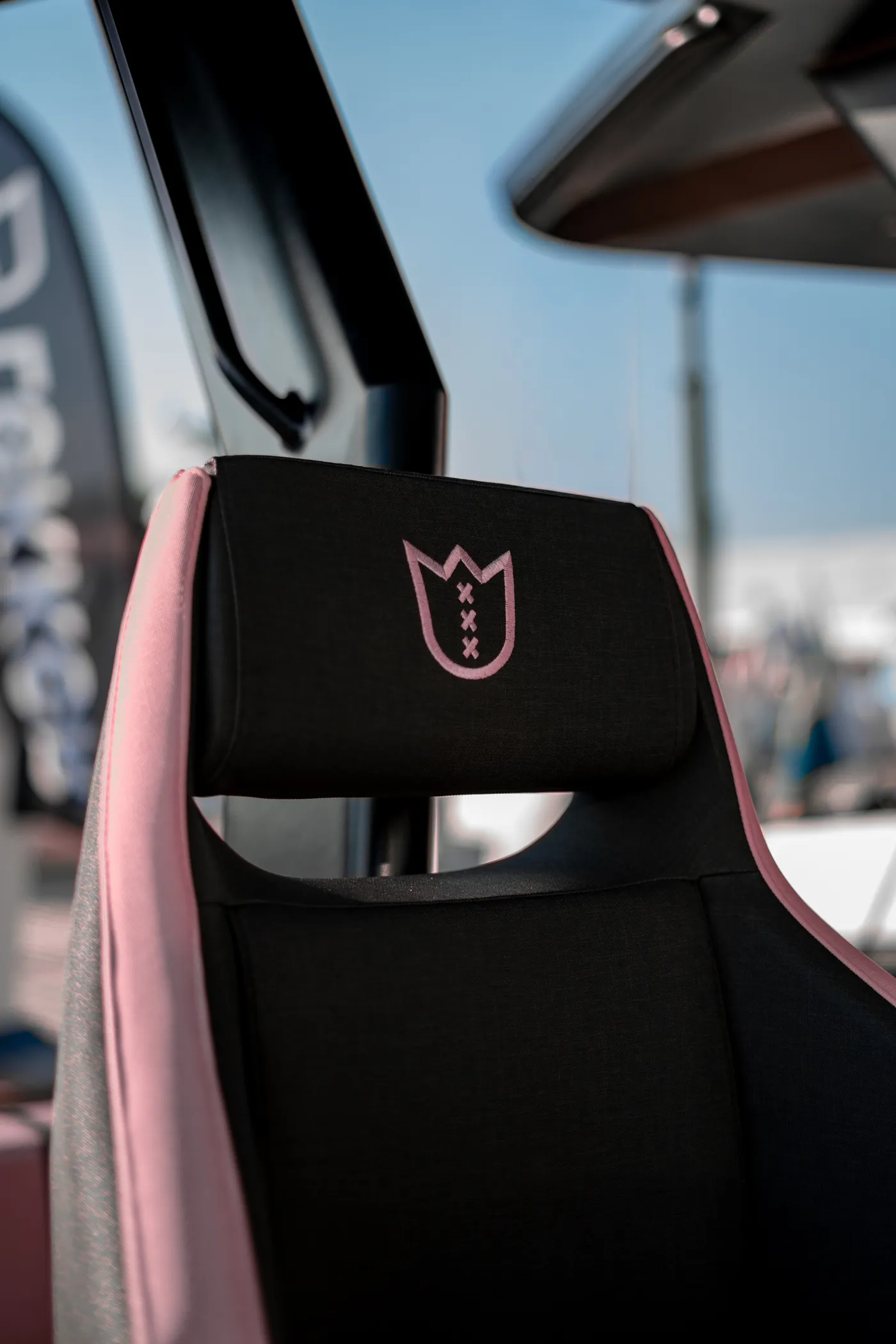 Lekker — crown logo on the helm seat