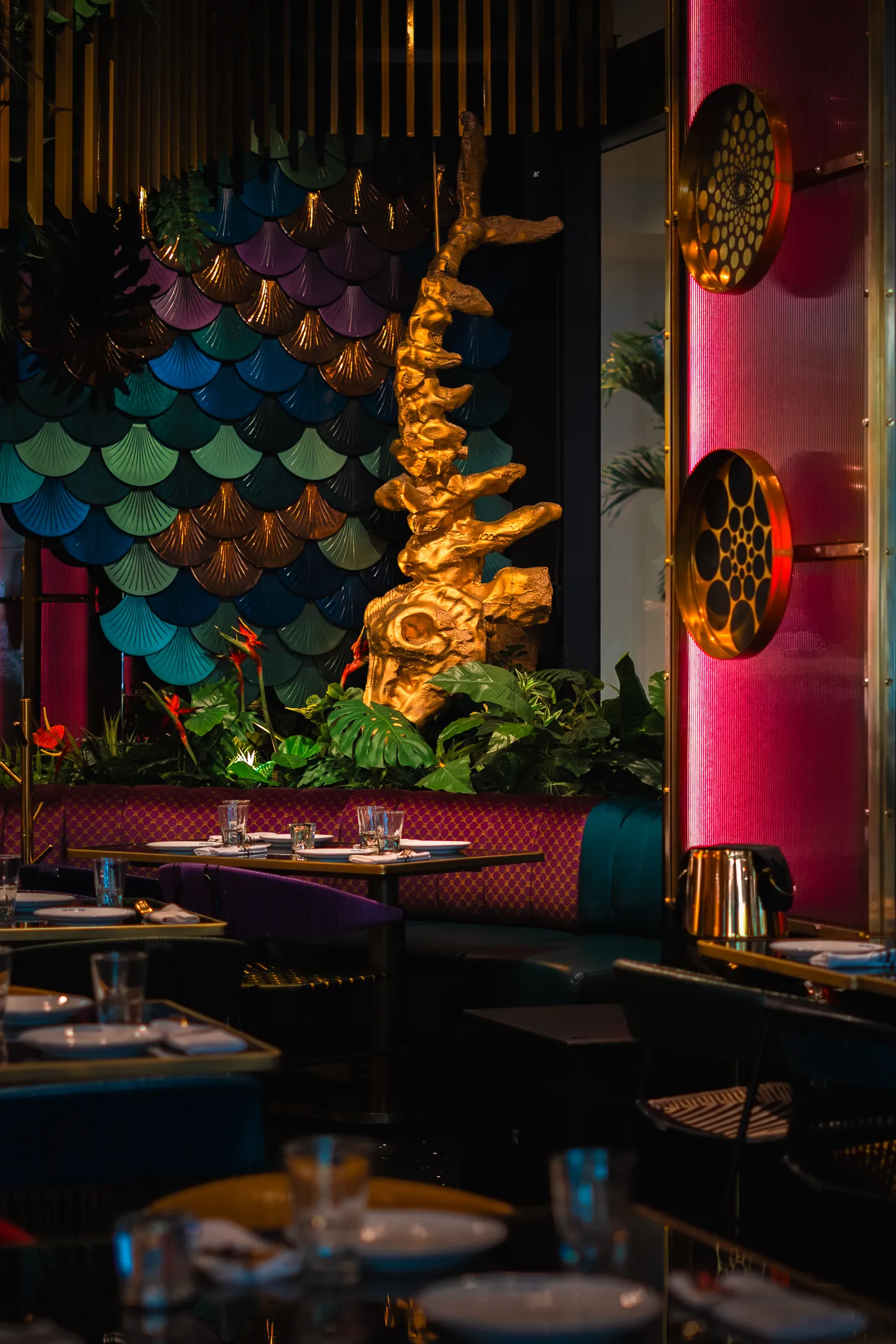 The fish-scale wall and gold sculpture