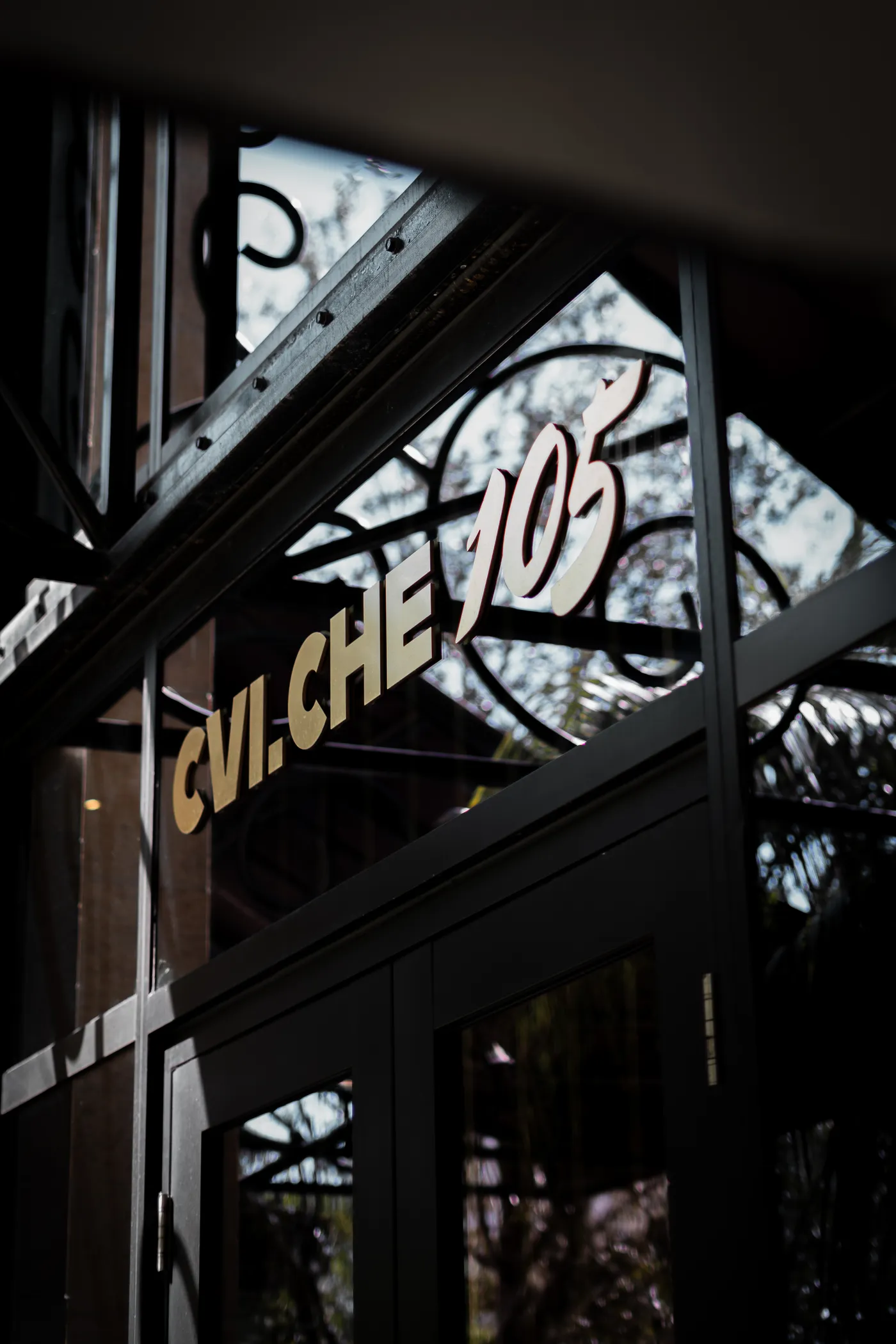 The CVI.CHE 105 storefront window